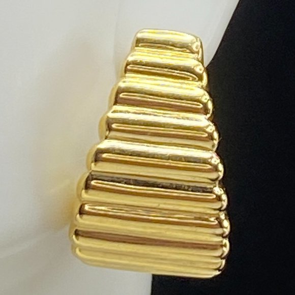 Signed 18K yellow gold Fluted design J-hook stud earrings. 8.5gm - Picture 1 of 9
